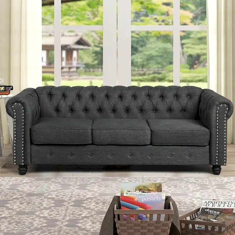 Divano Chesterfield in lino con bottoni, borchie e gambe in legno massello