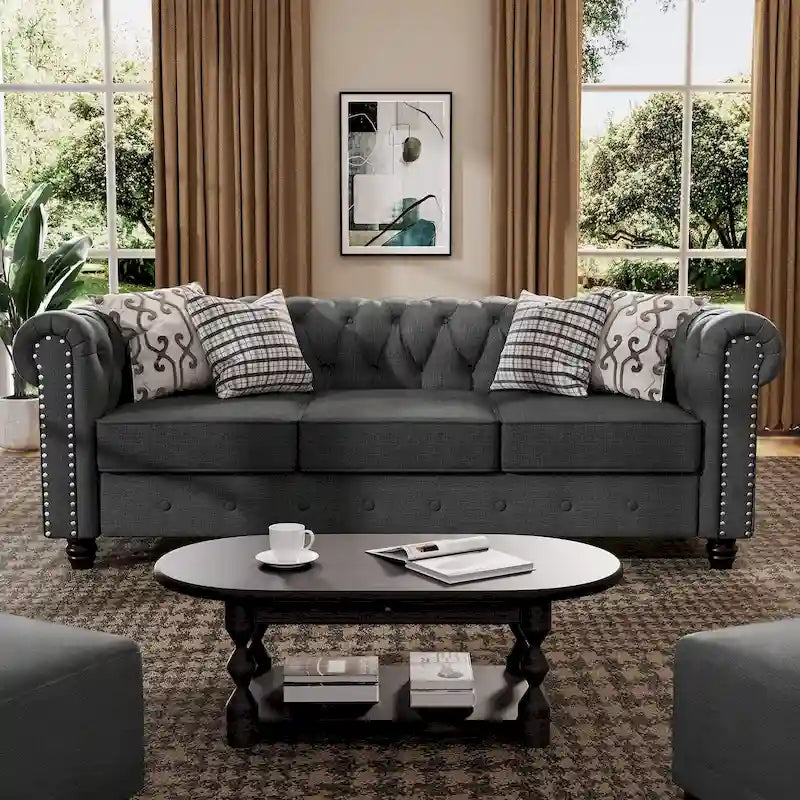 Divano Chesterfield in lino con bottoni, borchie e gambe in legno massello