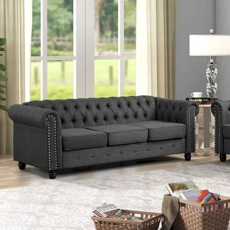 Divano Chesterfield in lino con bottoni, borchie e gambe in legno massello