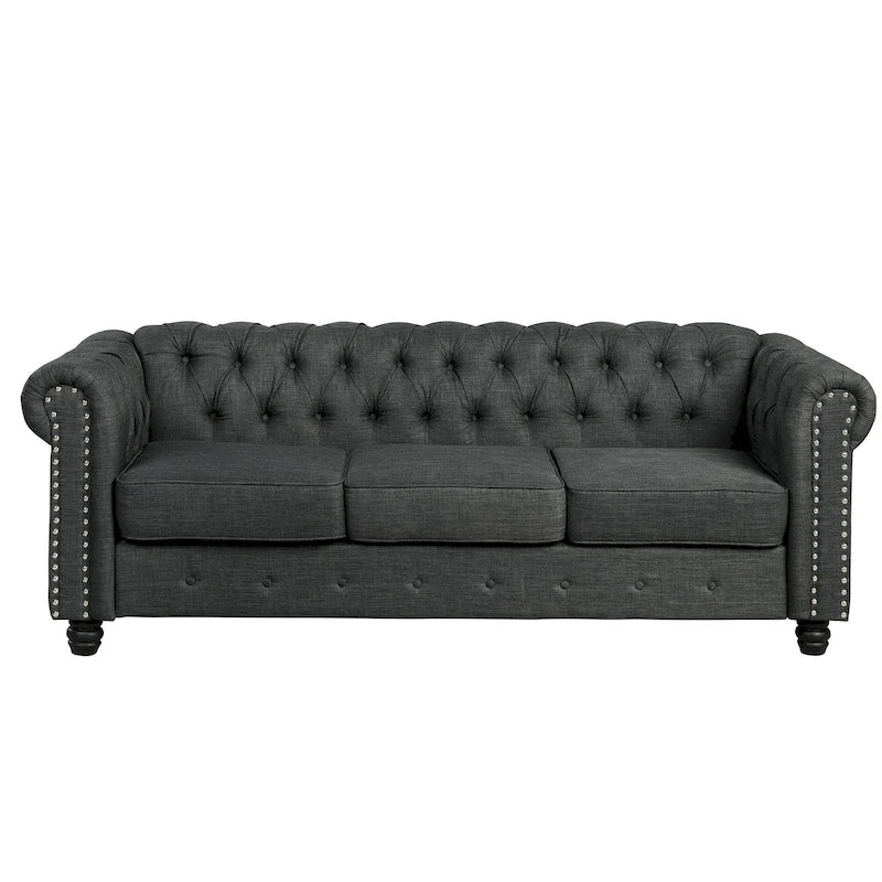 Divano Chesterfield in lino con bottoni, borchie e gambe in legno massello