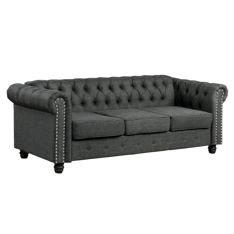 Divano Chesterfield in lino con bottoni, borchie e gambe in legno massello