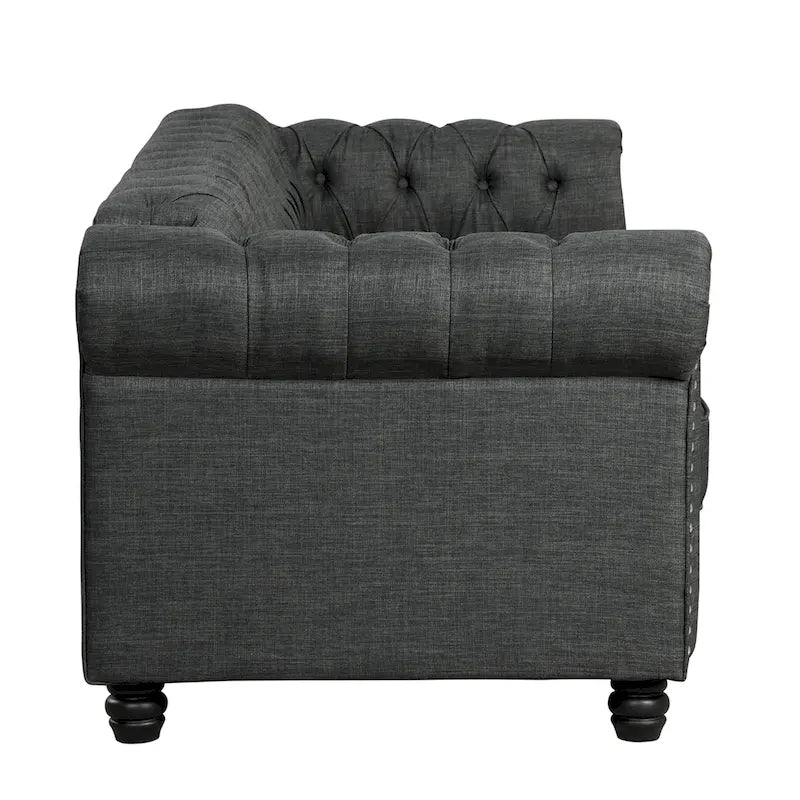 Divano Chesterfield in lino con bottoni, borchie e gambe in legno massello
