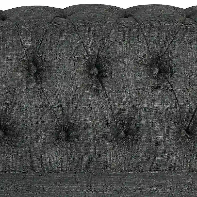 Divano Chesterfield in lino con bottoni, borchie e gambe in legno massello