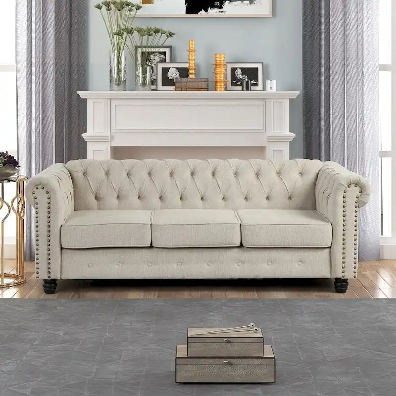 Divano Chesterfield in lino con bottoni, borchie e gambe in legno massello