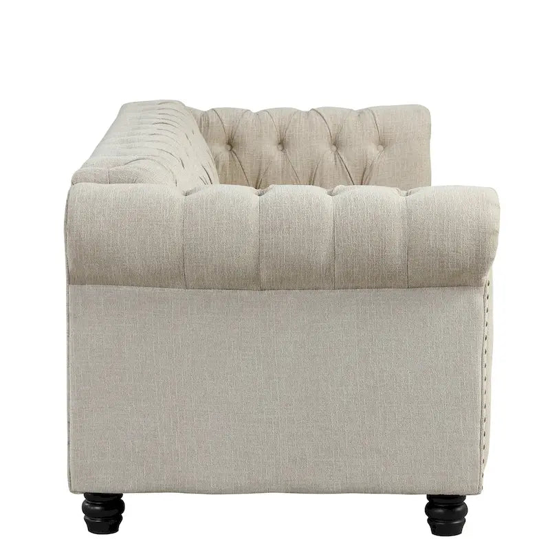 Divano Chesterfield in lino con bottoni, borchie e gambe in legno massello