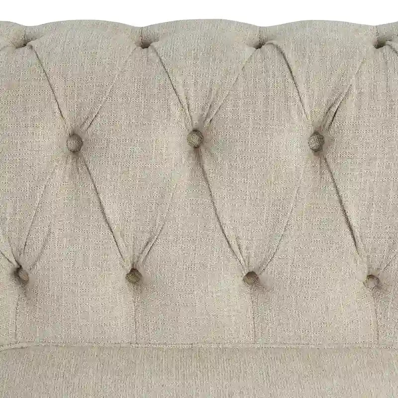 Divano Chesterfield in lino con bottoni, borchie e gambe in legno massello