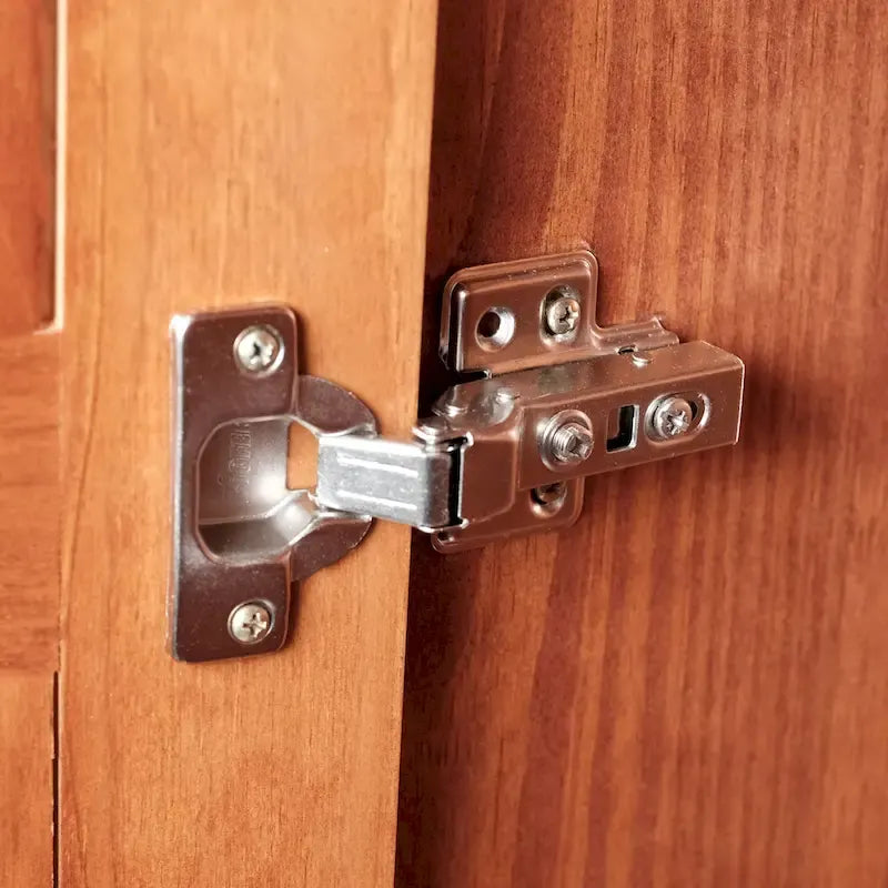 Armadio a 4 ante in 100% legno massello con maniglie in metallo o legno